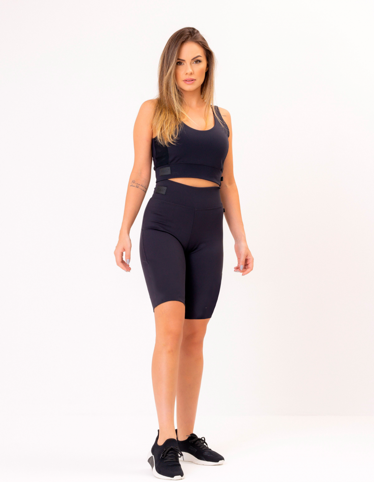 Modelo usando conjunto esportivo preto EKO'7
